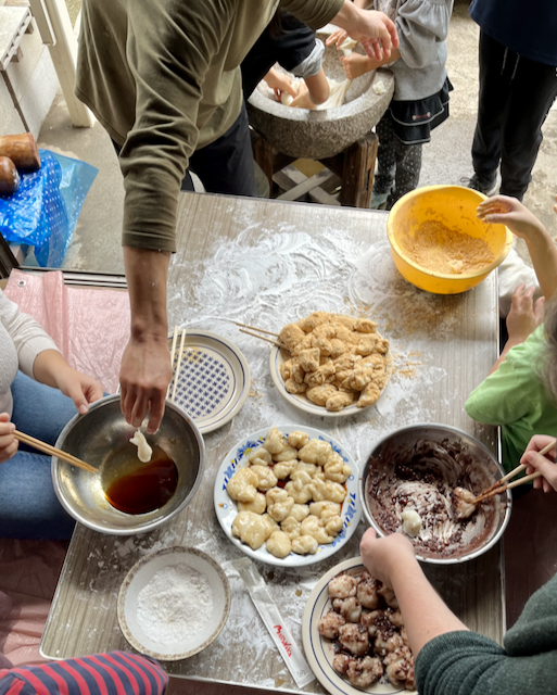 Shaping and putting some topping in the freshly pounded mochi