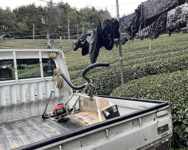 Keitora and trimming machine in the Aoimori tea field in Wazuka